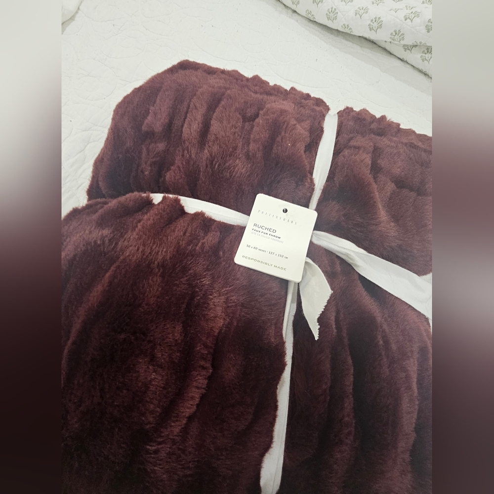 Pottery Barn Plush Faux Fur Throw in Burgundy - Picture 3 of 4